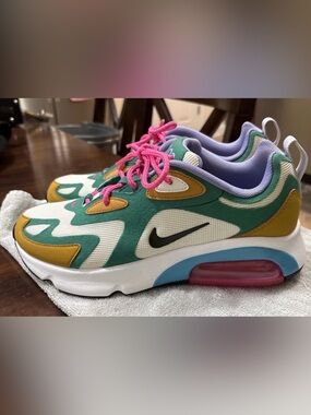 Nike Air Max 200 women's "Mystic Green" colorway with distinct pink laces.